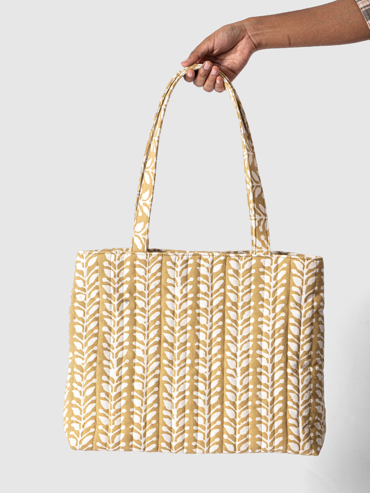Tote bag with leaf pattern